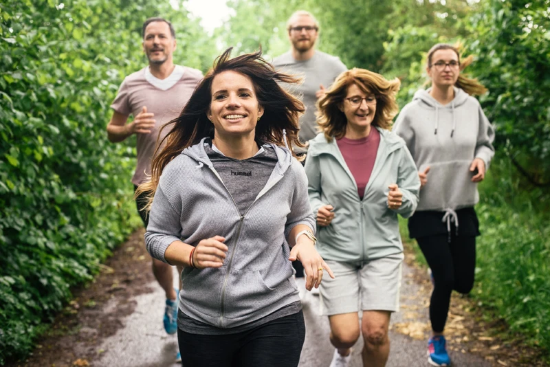 Eine gruppe von menschen laufen drau&szlig;en